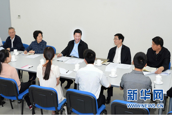 2013年5月14日,习近平在天津考察工作时,与大学生村官代表杨代显等座谈。新华社记者 李涛摄