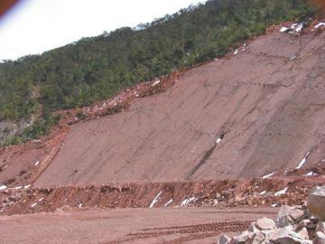 昭觉发现的第一批恐龙足迹群,现已遭破坏成为一片乱石。岩壁上纵横交错的便是恐龙足迹。