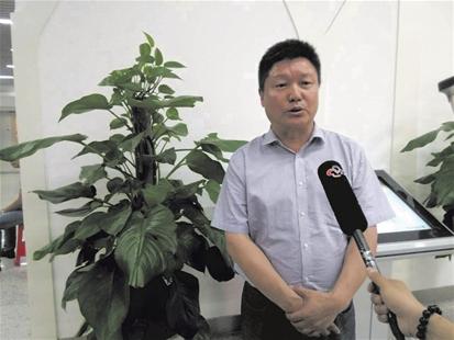 图为:晏涛接受各路媒体采访