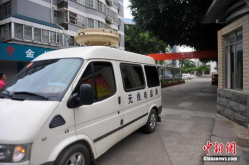 资料图:2015年6月7日至8日,为保障高考秩序,广西官方出动无线电监测车。