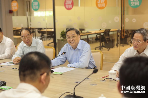 俞正声与两岸青年创业、就业和实习代表进行了交流座谈 俞正声与两岸青年创业、就业和实习代表进行了交流座谈