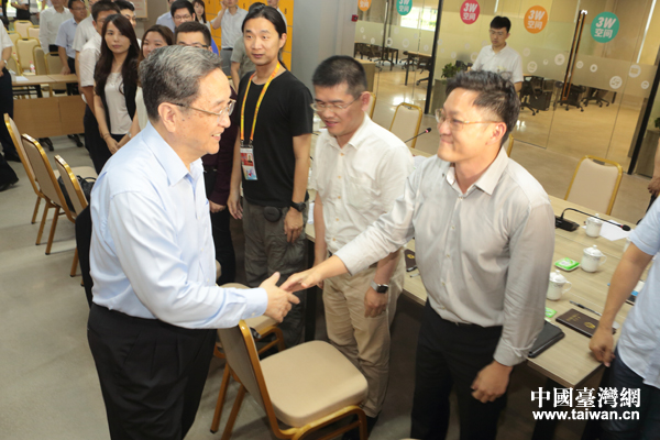 俞正声与两岸青年创业、就业和实习代表握手 俞正声与两岸青年创业、就业和实习代表握手