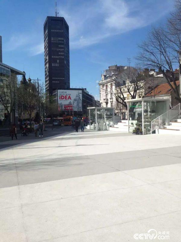 “贝尔格莱德女子”楼,因楼体黑色被中国人称为“黑大楼”。