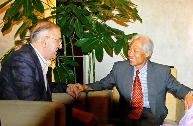 温大使与“瓦尔特”扮演者巴塔·日沃伊诺维奇(图片由温西贵提供)