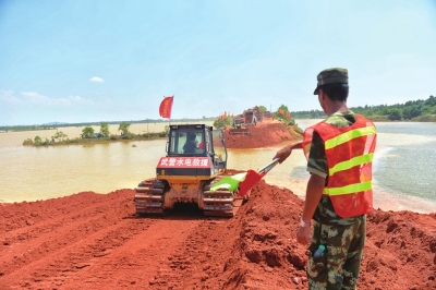 截至23日18时,决口缩小至24.1米。今天,堤坝有望合龙。