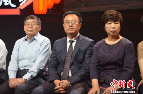 资料图:《人说山西好风光》节目中,山西11个地市的市委书记、市长或副市长第一次集体出镜,推介旅游。图为6月17日该节目颁奖晚会现场,左起为阳泉市副市长任衍钢、临汾市副市长王振宇和运城市副市长陈竹琴。李娜 摄