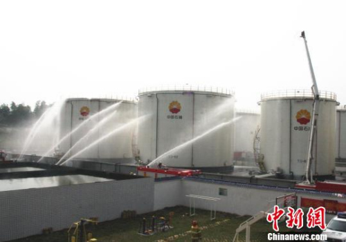 资料图:湖南常德举行“油库失火”应急演练吴林芳 摄