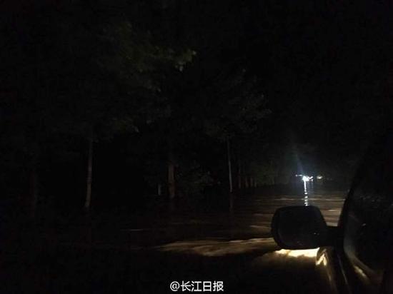 武汉新洲堤坝决口 1800人疏散暂无伤亡报告 武汉新洲堤坝决口 1800人疏散暂无伤亡报告