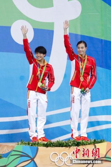 圖為吳敏霞(右)和施廷懋站上領獎台。