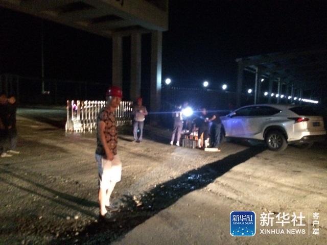 事故地点距离高速路口约7公里左右。记者从高速路路口下来,即有警方在沿途路口把守。在厂区门口,该公司组织近30人在现场阻拦人员进出并且阻挡记者拍照。