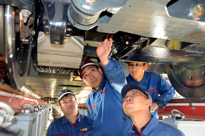 唐云鹏(左二 )正在讲解故障排查方法 资料图