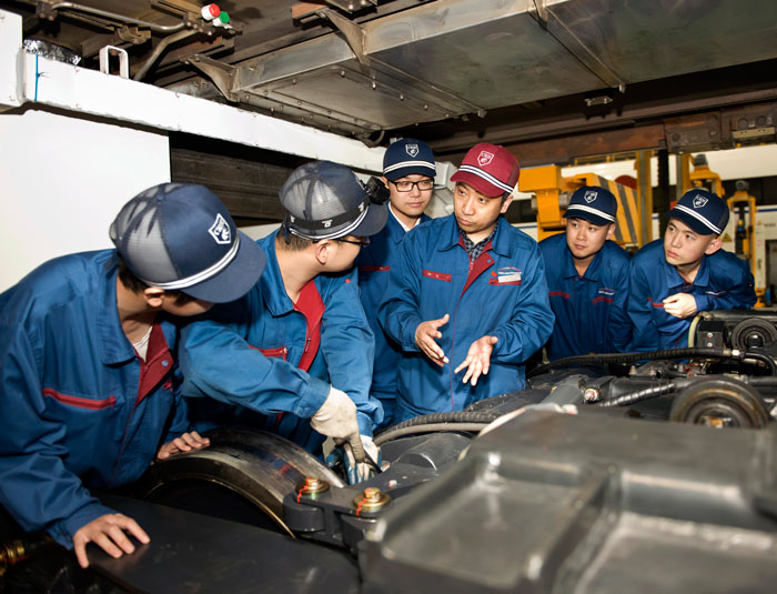 唐云鹏(左三) 资料图