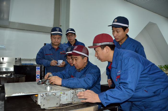 唐云鹏(中)指导技术状元排查故障 资料图