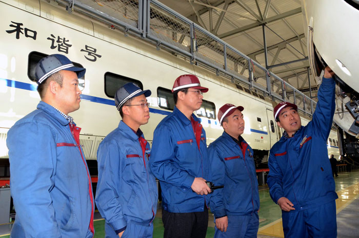 唐云鹏(左二 ) 资料图