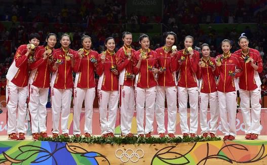 女排精神代代传从1981年获得第三届女排世界杯冠军以来,作为我国三大球率先走向世界的队伍,中国女子排球队九次登上世界冠军的领奖台,代代相传的女排拼搏精神,激励着一代代运动员前仆后继,为国争光。这是2016年8月20日,中国女排在里约奥运会女子排球颁奖仪式上。 新华社发