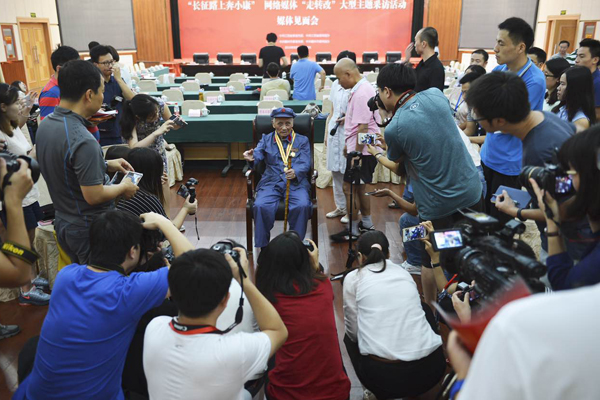 【网络媒体走转改】用脚采访 用笔还原 网媒们的“表情包”