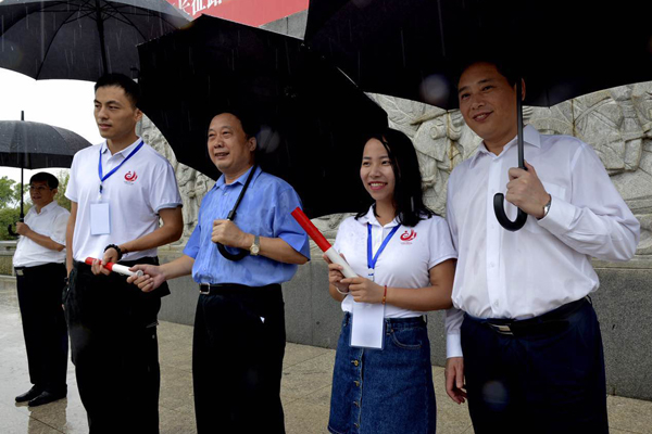 【网络媒体走转改】用脚采访 用笔还原 网媒们的“表情包”