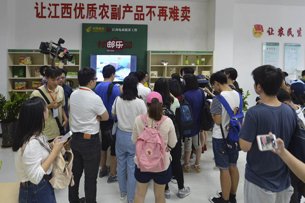 【网络媒体走转改】用脚采访 用笔还原 网媒们的“表情包”