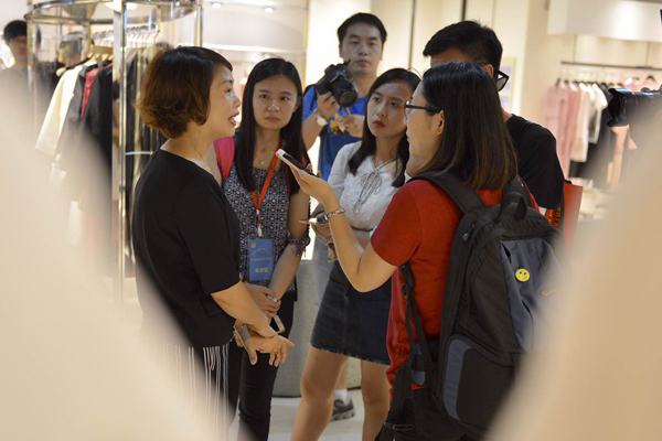 【网络媒体走转改】用脚采访 用笔还原 网媒们的“表情包”