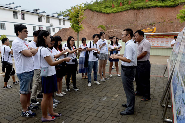 【网络媒体走转改】用脚采访 用笔还原 网媒们的“表情包”