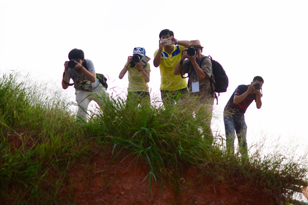 【网络媒体走转改】用脚采访 用笔还原 网媒们的“表情包”