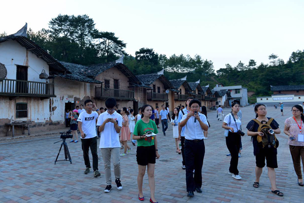 【网络媒体走转改】用脚采访 用笔还原 网媒们的“表情包”