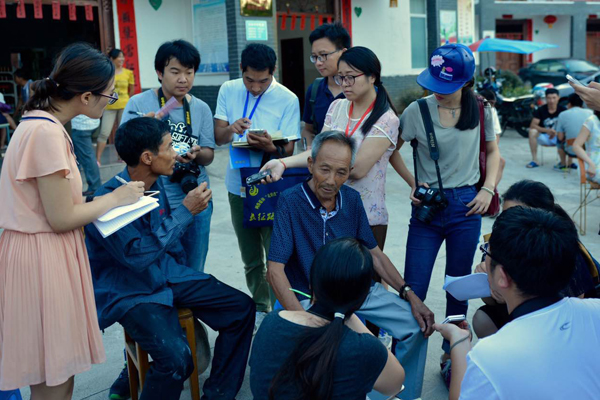 【网络媒体走转改】用脚采访 用笔还原 网媒们的“表情包”