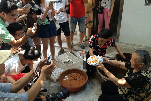 【网络媒体走转改】用脚采访 用笔还原 网媒们的“表情包”