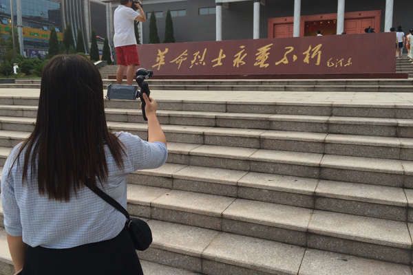 【网络媒体走转改】用脚采访 用笔还原 网媒们的“表情包”