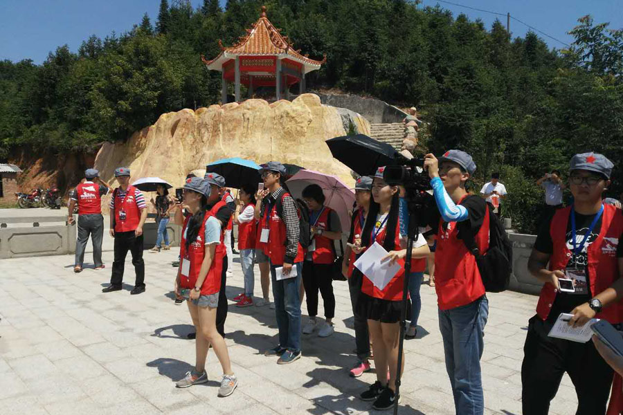 【网络媒体走转改】媒体团参观韶关油山革命纪念碑缅怀先烈 【网络媒体走转改】媒体团参观韶关油山革命纪念碑缅怀先烈