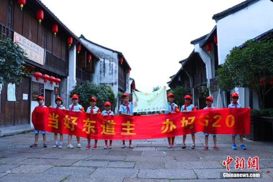 8��10�գ�һȺС־Ը�����㽭����С��ֱ�ֺ�Ӱ�������С��ֱ����ʷ�Ļ������ش��������˺ӡ�С�ӡ��ຼ�������ӽ��㴦��G20���ݷ���ٿ��ڼ���С��ֱ��Ҳ����һ�λ�������������Ϊ��԰�֡� ��������� ������ ��