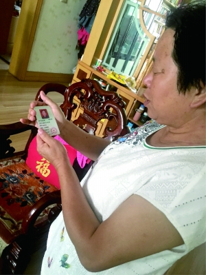 王福芬拿出丈夫生前的警官证,抚摸着泛黄的照片说:“老张,这回你再也不用惦记了。”