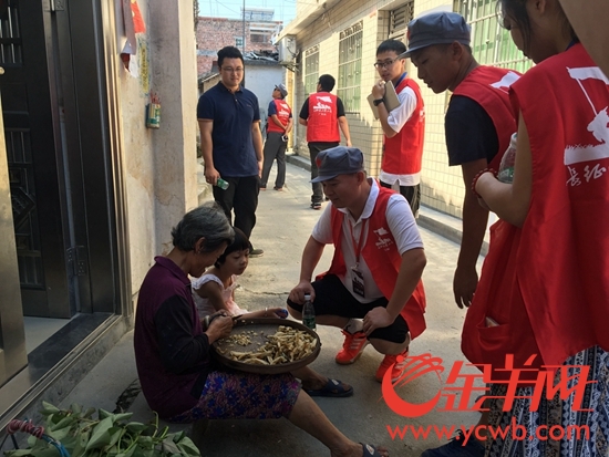 采访团记者与城口镇人民深入交流。