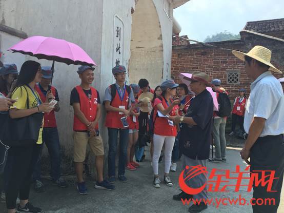 当地干部介绍恩村精准扶贫相关情况。