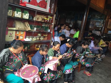 图为湖南省花垣县十八洞村的绣娘们在挑花绣朵。 记者 姜志雄摄