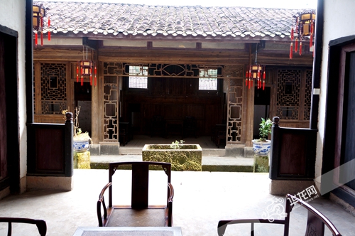 会龙庄木梁上精致的雕花 会龙庄木梁上精致的雕花