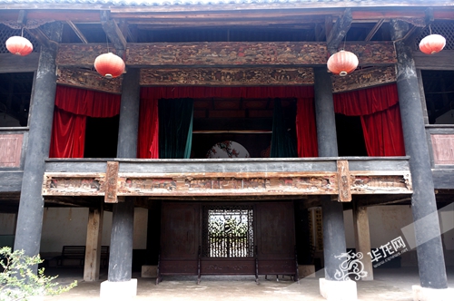 会龙庄内戏台横梁上的雕刻绘画依然可见 会龙庄内戏台横梁上的雕刻绘画依然可见