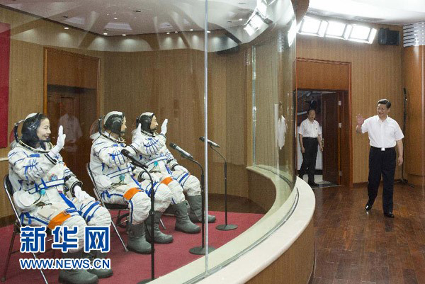2013年6月11日,中共中央总书记、中央军委主席、国家主席习近平来到酒泉卫星发射中心航天员公寓问天阁,为即将出征的航天员聂海胜、张晓光、王亚平壮行。 新华社记者 李学仁 摄