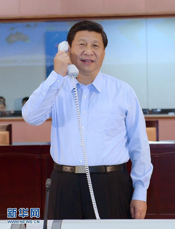 2013年6月24日,中共中央总书记、国家主席、中央军委主席习近平来到北京航天飞行控制中心,同正在天宫一号执行任务的神舟十号航天员聂海胜、张晓光、王亚平亲切通话。新华社记者 马占成 摄