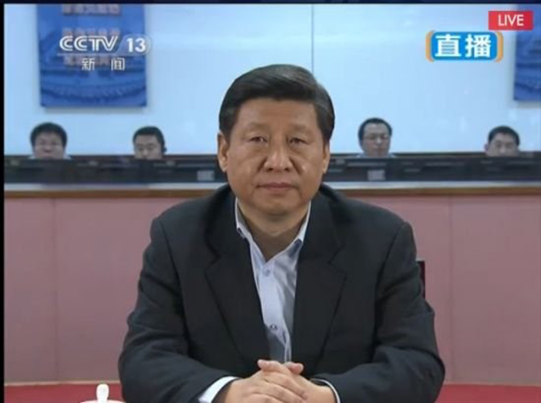 2013年12月15日习近平在北京航天飞行控制中心观看嫦娥三号着陆器、巡视器互拍成像实况,习近平聚精会神地观看显示屏上的三维演示和各项参数,聆听着扩音器里传出的各项口令。(图片来源:央视视频截图)