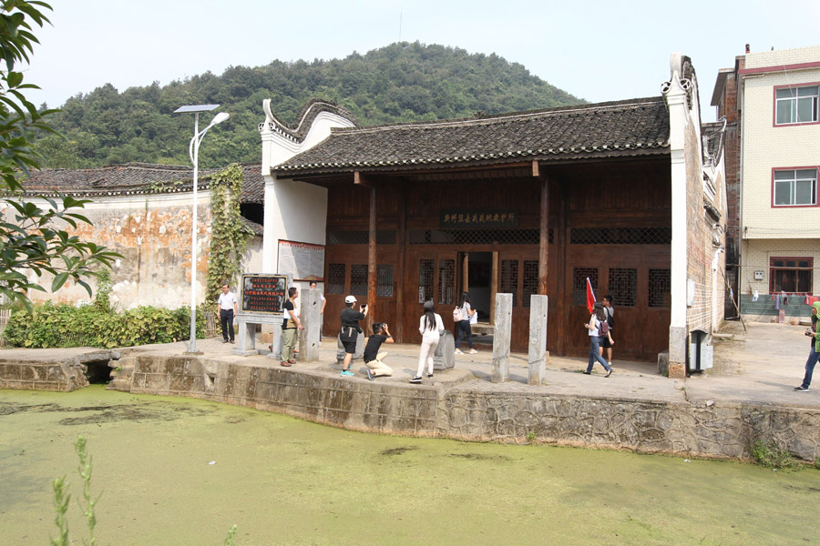 【网络媒体走转改】广西灌阳县:青山巍巍埋忠骨