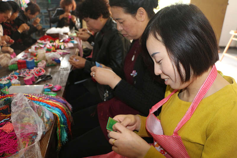 村民正在制作香包 村民正在制作香包