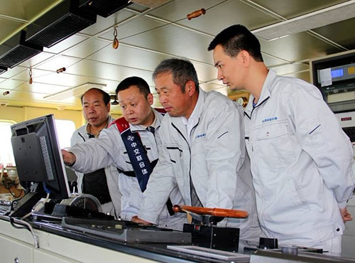 港珠澳大桥岛隧工程项目总经理兼总工程师林鸣(右二)