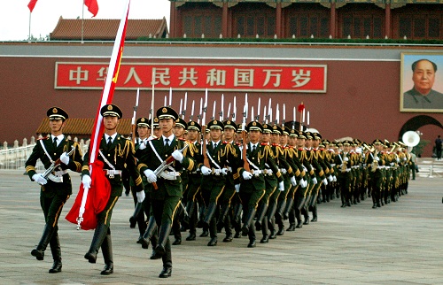 探访天安门国旗护卫队:每天握哑铃练展臂8小时 探访天安门国旗护卫队:每天握哑铃练展臂8小时