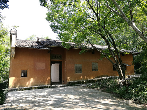 云石山中华苏维埃共和国中央政府旧址侧面照片