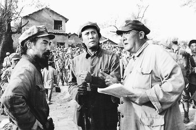 电影《长征》,翟俊杰给唐国强、刘劲说戏。