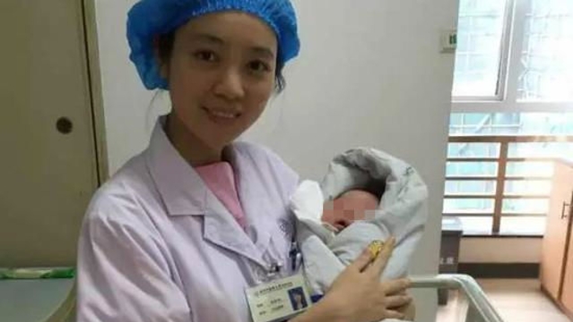 孕妇医院门口把孩子生在裤裆里 女医生用嘴吸羊水