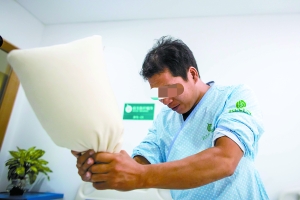 男子迷练铁头功 头顶竟成“地中海”?