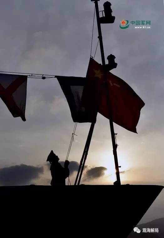 保定舰官兵升起舰艏军旗