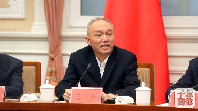 1月7日,北京市代市长蔡奇就雾霾问题与市民、媒体代表座谈。图为北京市代市长蔡奇在座谈会上发表讲话。千龙网发